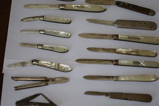 A collection of twenty four assorted 19th century and later silver pocket or fruit knives and a pair of scissors.